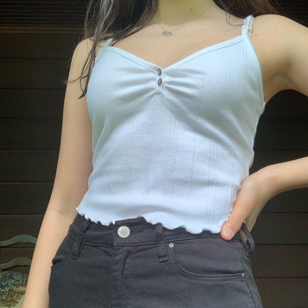 Whit tank top with two buttons